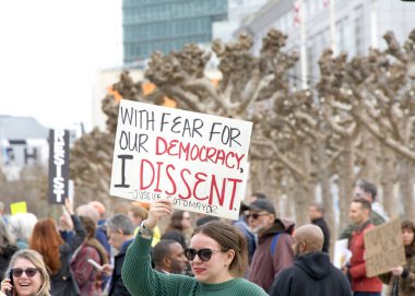 San Francisco, CA - 4 Mart 2025: Belediye binasının önündeki 50501 protestosuna katılanlar. Hükümet yolsuzluğunu, ekonomik eşitsizliği ve insan hakları ihlallerini protesto ediyorlar.
