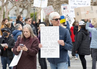 San Francisco, CA - 4 Mart 2025: Belediye binasının önündeki 50501 protestosuna katılanlar. Hükümet yolsuzluğunu, ekonomik eşitsizliği ve insan hakları ihlallerini protesto ediyorlar.