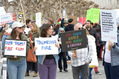 San Francisco, CA - 4 Mart 2025: Belediye binasının önündeki 50501 protestosuna katılanlar. Hükümet yolsuzluğunu, ekonomik eşitsizliği ve insan hakları ihlallerini protesto ediyorlar.