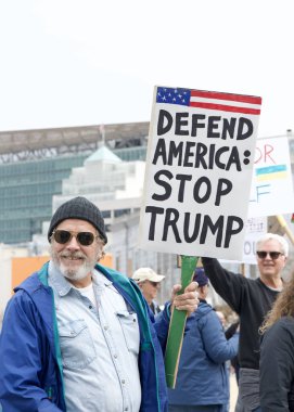 San Francisco, CA - 4 Mart 2025: Belediye binasının önündeki 50501 protestosuna katılanlar. Hükümet yolsuzluğunu, ekonomik eşitsizliği ve insan hakları ihlallerini protesto ediyorlar.