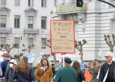 San Francisco, CA - 4 Mart 2025: Belediye binasının önündeki 50501 protestosuna katılanlar. Hükümet yolsuzluğunu, ekonomik eşitsizliği ve insan hakları ihlallerini protesto ediyorlar.