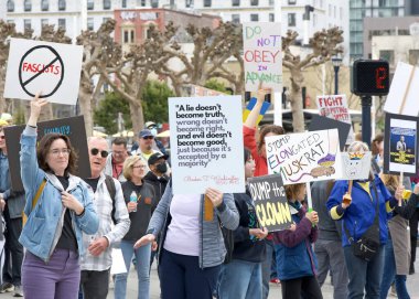 San Francisco, CA - 4 Mart 2025: Belediye binasının önündeki 50501 protestosuna katılanlar. Hükümet yolsuzluğunu, ekonomik eşitsizliği ve insan hakları ihlallerini protesto ediyorlar.