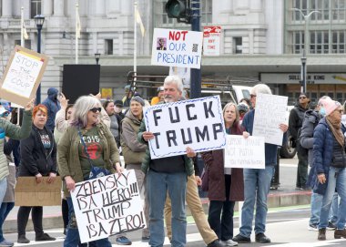 San Francisco, CA - 4 Mart 2025: Belediye binasının önündeki 50501 protestosuna katılanlar. Hükümet yolsuzluğunu, ekonomik eşitsizliği ve insan hakları ihlallerini protesto ediyorlar.