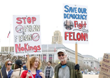 San Francisco, CA - 4 Mart 2025: Belediye binasının önündeki 50501 protestosuna katılanlar. Hükümet yolsuzluğunu, ekonomik eşitsizliği ve insan hakları ihlallerini protesto ediyorlar.