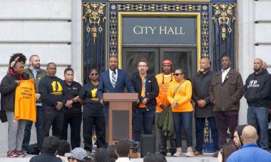 San Francisco, CA - 4 Mart 2025: Belediye Binası önünde konuşan Denetmen Shamann Walton, Yerel İş Girişimleri veya LBES 'leri destekleme ve eşitliği destekleme vaadini yineledi.. 