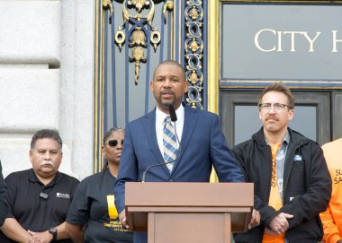 San Francisco, CA - 4 Mart 2025: Belediye Binası önünde konuşan Denetmen Shamann Walton, Yerel İş Girişimleri veya LBES 'leri destekleme ve eşitliği destekleme vaadini yineledi.. 