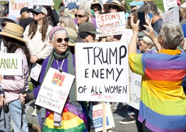 Corte Madera, CA - 8 Mart 2025: Uluslararası Kadınlar Günü Protestosuna katılanlar. Diğer konular arasında eşit ücret, üreme hakları, eğitim ve adalet çağrısında bulunuluyor. 