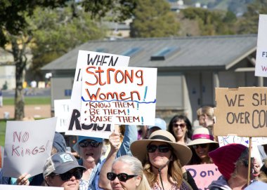 Corte Madera, CA - 8 Mart 2025: Uluslararası Kadınlar Günü Protestosuna katılanlar. Diğer konular arasında eşit ücret, üreme hakları, eğitim ve adalet çağrısında bulunuluyor. 