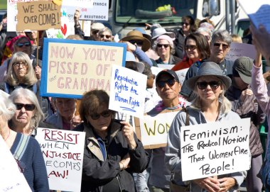 Corte Madera, CA - 8 Mart 2025: Uluslararası Kadınlar Günü Protestosuna katılanlar. Diğer konular arasında eşit ücret, üreme hakları, eğitim ve adalet çağrısında bulunuluyor. 