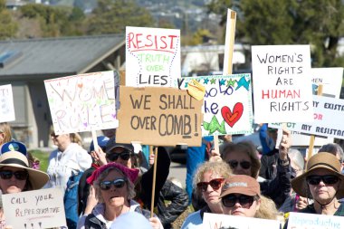 Corte Madera, CA - 8 Mart 2025: Uluslararası Kadınlar Günü Protestosuna katılanlar. Diğer konular arasında eşit ücret, üreme hakları, eğitim ve adalet çağrısında bulunuluyor. 