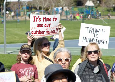 Corte Madera, CA - 8 Mart 2025: Uluslararası Kadınlar Günü Protestosuna katılanlar. Diğer konular arasında eşit ücret, üreme hakları, eğitim ve adalet çağrısında bulunuluyor. 