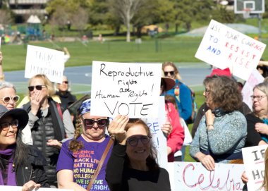 Corte Madera, CA - 8 Mart 2025: Uluslararası Kadınlar Günü Protestosuna katılanlar. Diğer konular arasında eşit ücret, üreme hakları, eğitim ve adalet çağrısında bulunuluyor. 