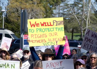 Corte Madera, CA - 8 Mart 2025: Uluslararası Kadınlar Günü Protestosuna katılanlar. Diğer konular arasında eşit ücret, üreme hakları, eğitim ve adalet çağrısında bulunuluyor. 