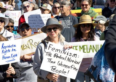 Corte Madera, CA - 8 Mart 2025: Uluslararası Kadınlar Günü Protestosuna katılanlar. Diğer konular arasında eşit ücret, üreme hakları, eğitim ve adalet çağrısında bulunuluyor. 