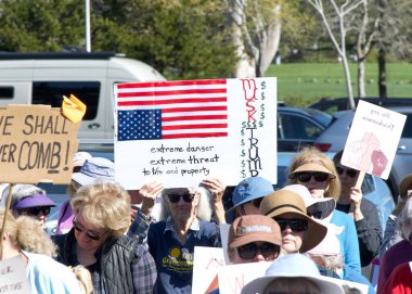 Corte Madera, CA - 8 Mart 2025: Uluslararası Kadınlar Günü Protestosuna katılanlar. Diğer konular arasında eşit ücret, üreme hakları, eğitim ve adalet çağrısında bulunuluyor. 