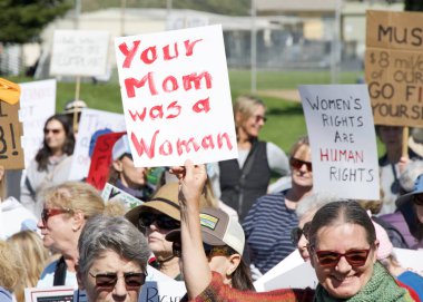 Corte Madera, CA - 8 Mart 2025: Uluslararası Kadınlar Günü Protestosuna katılanlar. Diğer konular arasında eşit ücret, üreme hakları, eğitim ve adalet çağrısında bulunuluyor. 