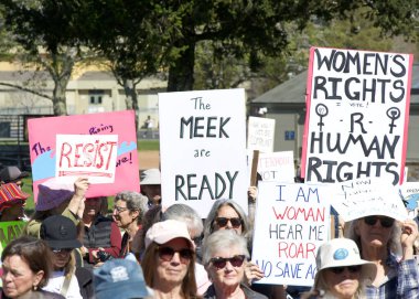 Corte Madera, CA - 8 Mart 2025: Uluslararası Kadınlar Günü Protestosuna katılanlar. Diğer konular arasında eşit ücret, üreme hakları, eğitim ve adalet çağrısında bulunuluyor. 
