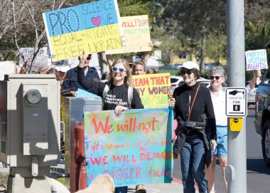 Corte Madera, CA - 8 Mart 2025: Uluslararası Kadınlar Günü Protestosuna katılanlar. Diğer konular arasında eşit ücret, üreme hakları, eğitim ve adalet çağrısında bulunuluyor. 