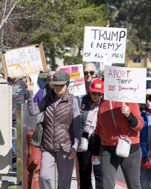 Corte Madera, CA - 8 Mart 2025: Uluslararası Kadınlar Günü Protestosuna katılanlar. Diğer konular arasında eşit ücret, üreme hakları, eğitim ve adalet çağrısında bulunuluyor. 