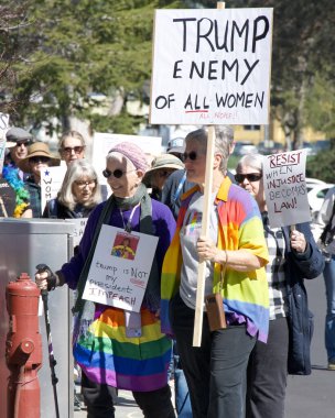 Corte Madera, CA - 8 Mart 2025: Uluslararası Kadınlar Günü Protestosuna katılanlar. Diğer konular arasında eşit ücret, üreme hakları, eğitim ve adalet çağrısında bulunuluyor. 