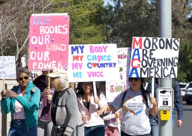 Corte Madera, CA - 8 Mart 2025: Uluslararası Kadınlar Günü Protestosuna katılanlar. Diğer konular arasında eşit ücret, üreme hakları, eğitim ve adalet çağrısında bulunuluyor. 