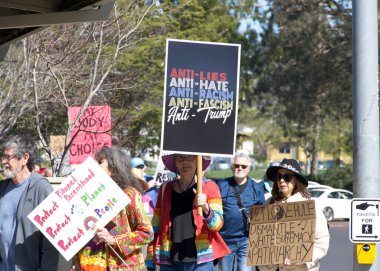 Corte Madera, CA - 8 Mart 2025: Uluslararası Kadınlar Günü Protestosuna katılanlar. Diğer konular arasında eşit ücret, üreme hakları, eğitim ve adalet çağrısında bulunuluyor. 