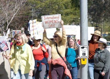 Corte Madera, CA - 8 Mart 2025: Uluslararası Kadınlar Günü Protestosuna katılanlar. Diğer konular arasında eşit ücret, üreme hakları, eğitim ve adalet çağrısında bulunuluyor. 