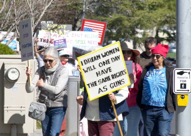 Corte Madera, CA - 8 Mart 2025: Uluslararası Kadınlar Günü Protestosuna katılanlar. Diğer konular arasında eşit ücret, üreme hakları, eğitim ve adalet çağrısında bulunuluyor. 