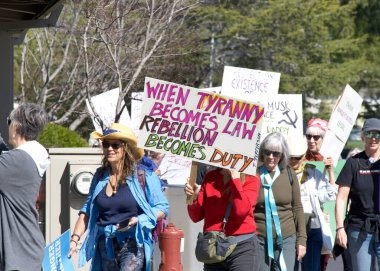 Corte Madera, CA - 8 Mart 2025: Uluslararası Kadınlar Günü Protestosuna katılanlar. Diğer konular arasında eşit ücret, üreme hakları, eğitim ve adalet çağrısında bulunuluyor. 