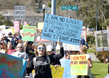 Corte Madera, CA - 8 Mart 2025: Uluslararası Kadınlar Günü Protestosuna katılanlar. Diğer konular arasında eşit ücret, üreme hakları, eğitim ve adalet çağrısında bulunuluyor. 