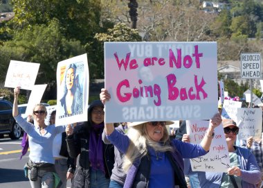 Corte Madera, CA - 8 Mart 2025: Uluslararası Kadınlar Günü Protestosuna katılanlar. Diğer konular arasında eşit ücret, üreme hakları, eğitim ve adalet çağrısında bulunuluyor. 