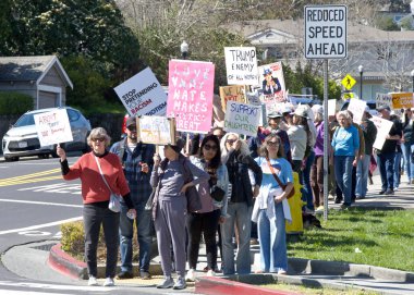 Corte Madera, CA - 8 Mart 2025: Uluslararası Kadınlar Günü Protestosuna katılanlar. Diğer konular arasında eşit ücret, üreme hakları, eğitim ve adalet çağrısında bulunuluyor. 