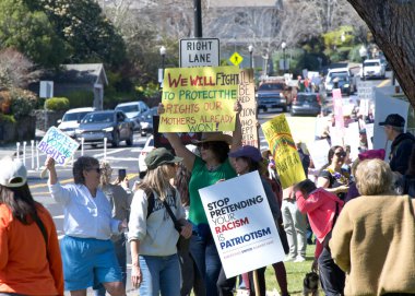 Corte Madera, CA - 8 Mart 2025: Uluslararası Kadınlar Günü Protestosuna katılanlar. Diğer konular arasında eşit ücret, üreme hakları, eğitim ve adalet çağrısında bulunuluyor. 