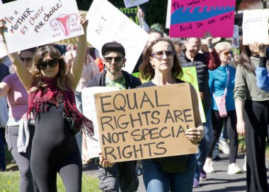 Corte Madera, CA - 8 Mart 2025: Uluslararası Kadınlar Günü Protestosuna katılanlar. Diğer konular arasında eşit ücret, üreme hakları, eğitim ve adalet çağrısında bulunuluyor. 