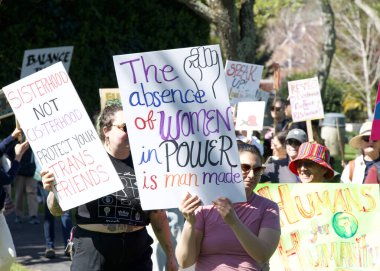 Corte Madera, CA - 8 Mart 2025: Uluslararası Kadınlar Günü Protestosuna katılanlar. Diğer konular arasında eşit ücret, üreme hakları, eğitim ve adalet çağrısında bulunuluyor. 