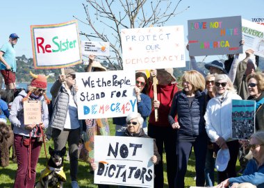 Sausalito, CA - 8 Mart 2025: Uluslararası Kadınlar Günü Protestosuna katılanlar. Diğer konular arasında eşit ücret, üreme hakları, eğitim ve adalet çağrısında bulunuluyor.