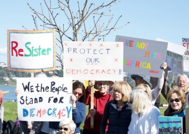 Sausalito, CA - 8 Mart 2025: Uluslararası Kadınlar Günü Protestosuna katılanlar. Diğer konular arasında eşit ücret, üreme hakları, eğitim ve adalet çağrısında bulunuluyor.
