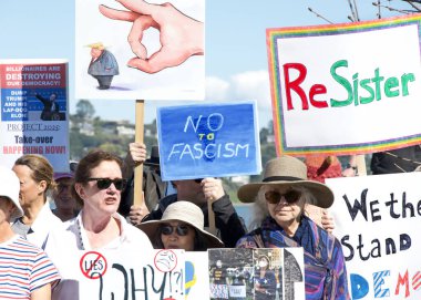Sausalito, CA - 8 Mart 2025: Uluslararası Kadınlar Günü Protestosuna katılanlar. Diğer konular arasında eşit ücret, üreme hakları, eğitim ve adalet çağrısında bulunuluyor.