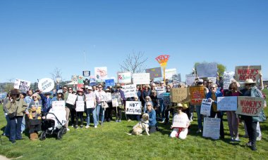 Sausalito, CA - 8 Mart 2025: Uluslararası Kadınlar Günü Protestosuna katılanlar. Diğer konular arasında eşit ücret, üreme hakları, eğitim ve adalet çağrısında bulunuluyor.
