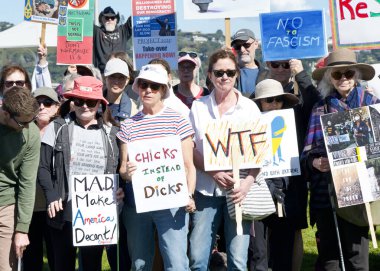 Sausalito, CA - 8 Mart 2025: Uluslararası Kadınlar Günü Protestosuna katılanlar. Diğer konular arasında eşit ücret, üreme hakları, eğitim ve adalet çağrısında bulunuluyor.