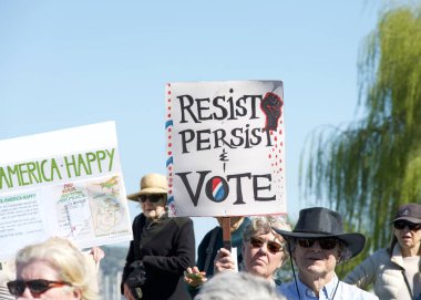 Sausalito, CA - 8 Mart 2025: Uluslararası Kadınlar Günü Protestosuna katılanlar. Diğer konular arasında eşit ücret, üreme hakları, eğitim ve adalet çağrısında bulunuluyor.