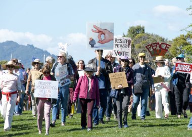 Sausalito, CA - 8 Mart 2025: Uluslararası Kadınlar Günü Protestosuna katılanlar. Diğer konular arasında eşit ücret, üreme hakları, eğitim ve adalet çağrısında bulunuluyor.