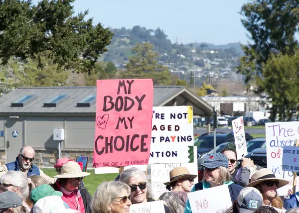 Corte Madera, CA - 8 Mart 2025: Uluslararası Kadınlar Günü Protestosuna katılanlar. Diğer konular arasında eşit ücret, üreme hakları, eğitim ve adalet çağrısında bulunuluyor. 