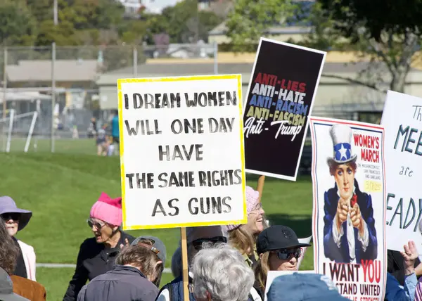 Corte Madera, CA - 8 Mart 2025: Uluslararası Kadınlar Günü Protestosuna katılanlar. Diğer konular arasında eşit ücret, üreme hakları, eğitim ve adalet çağrısında bulunuluyor. 