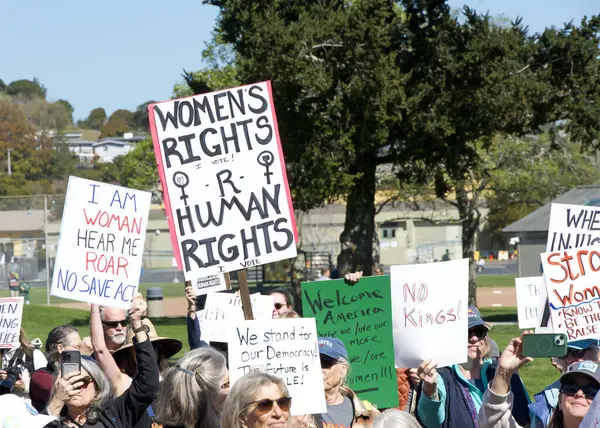 Corte Madera, CA - 8 Mart 2025: Uluslararası Kadınlar Günü Protestosuna katılanlar. Diğer konular arasında eşit ücret, üreme hakları, eğitim ve adalet çağrısında bulunuluyor. 