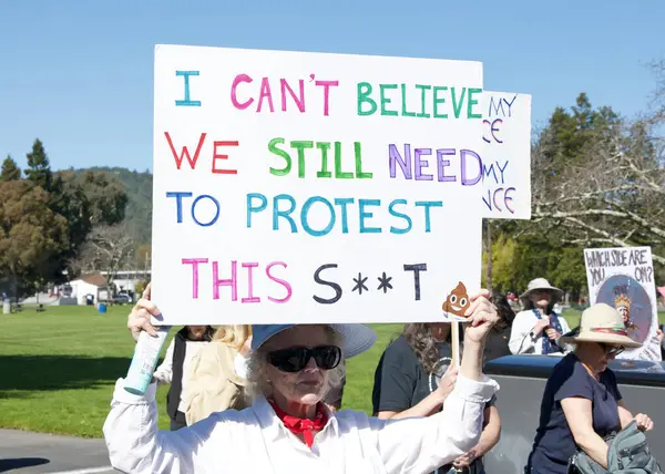 Corte Madera, CA - 8 Mart 2025: Uluslararası Kadınlar Günü Protestosuna katılanlar. Diğer konular arasında eşit ücret, üreme hakları, eğitim ve adalet çağrısında bulunuluyor. 