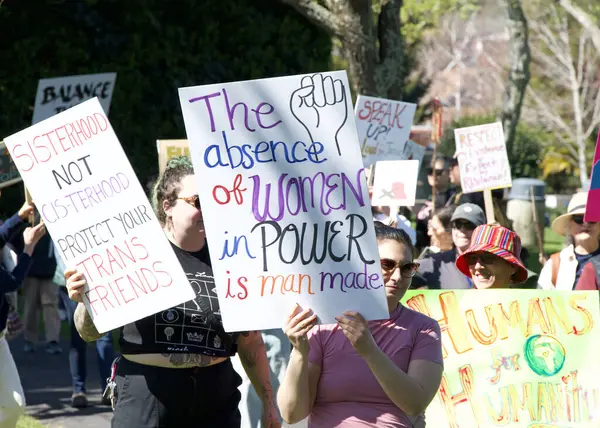 Corte Madera, CA - 8 Mart 2025: Uluslararası Kadınlar Günü Protestosuna katılanlar. Diğer konular arasında eşit ücret, üreme hakları, eğitim ve adalet çağrısında bulunuluyor. 