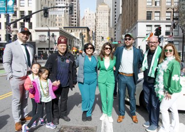 San Francisco, CA - 15 Mart 2025: Yerel politikacılar 174. Geleneksel Aziz Patrick Günü geçit töreninde katılımcılarla birlikte poz veriyorlar.