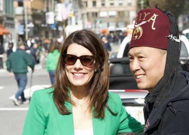 San Francisco, CA - 15 Mart 2025: 174. St. Patrick Günü geçit töreninde Denetmen Catherine Stefani. Batı Kıyısı İrlanda kültürünü bile kutlayan en büyük İrlandalı..