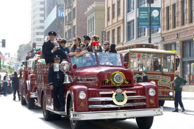 San Francisco, CA - 15 Mart 2025: 174. St. Patrick Günü geçit törenine katılanlar. Batı Kıyısı İrlanda kültürünü bile kutlayan en büyük İrlandalı..
